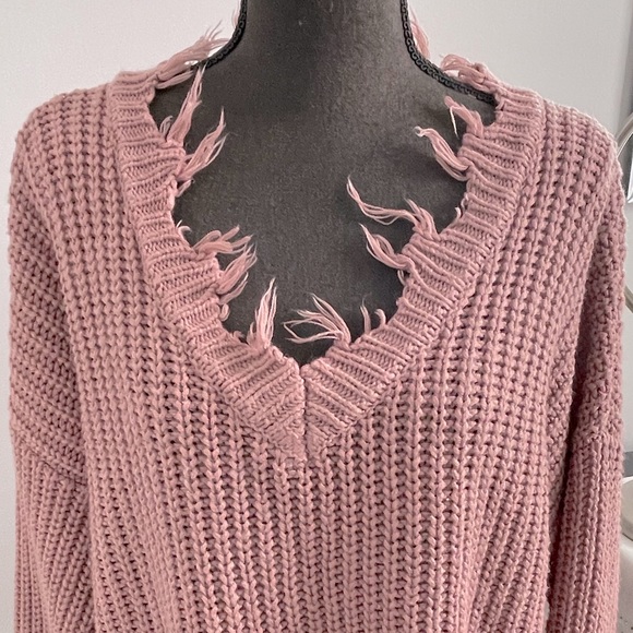 🔥SALE $5🔥Frayed Destroyed Sweater - Picture 3 of 7